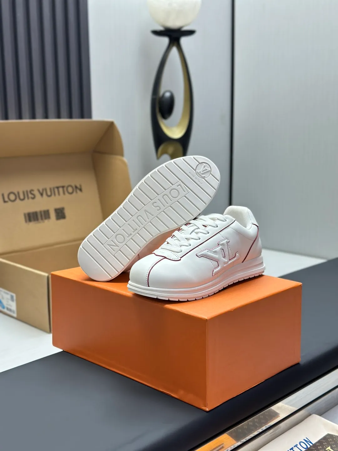 👟👟Ex-factory price 680👟👟 Full set of packaging with airplane box💰Top version LV-Louis Vuitton-classic catwalk new style 1:1 development replica of the original version! ! The upper foot is very comfortable. It is made of luxurious materials and fine workmanship. The midsole is printed with English letters "Made in Europe". The upper is made of calfskin imported from Italy. The side is decorated with the brand's LOGO and signature. The latest latex foot pads and mesh lining make the foot feel super comfortable. The original two-color TPU combination outsole is specially provided by the original factory. Bag technology Goodyear stitched edges Fabric: Exclusive customized first-layer cowhide Accessories: Exclusive private model Vuitton logo, lining: Customized silk mesh lining - first-layer silk cowhide lining Outsole: TPU combination outsole wear-resistant, non-slip and anti-yellowing Foot pads: new latex pads-mesh sweat-absorbent Counter technology: fully computerized sewing machine wire drawing Toe box back cover Hot and cold shaping Full set of pull-top lasts with medium and low logo patterns Special counter packaging - shoelaces, certificate, card, instructions, certificate of quality, dust bag, the most complete packaging on the entire network, women's 35-40 men's 38-46 (38/46 customized, non-refundable! GD9916